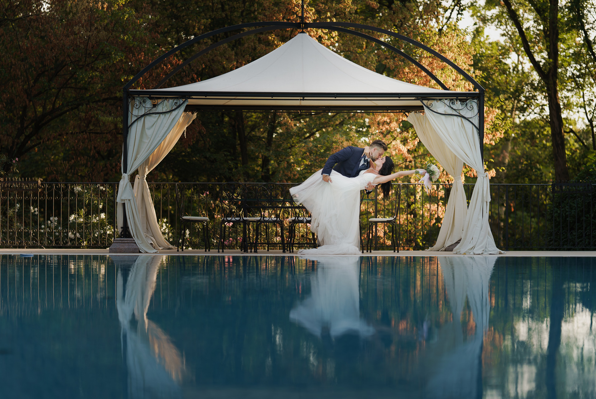 piscina con gazebo villa mattioli