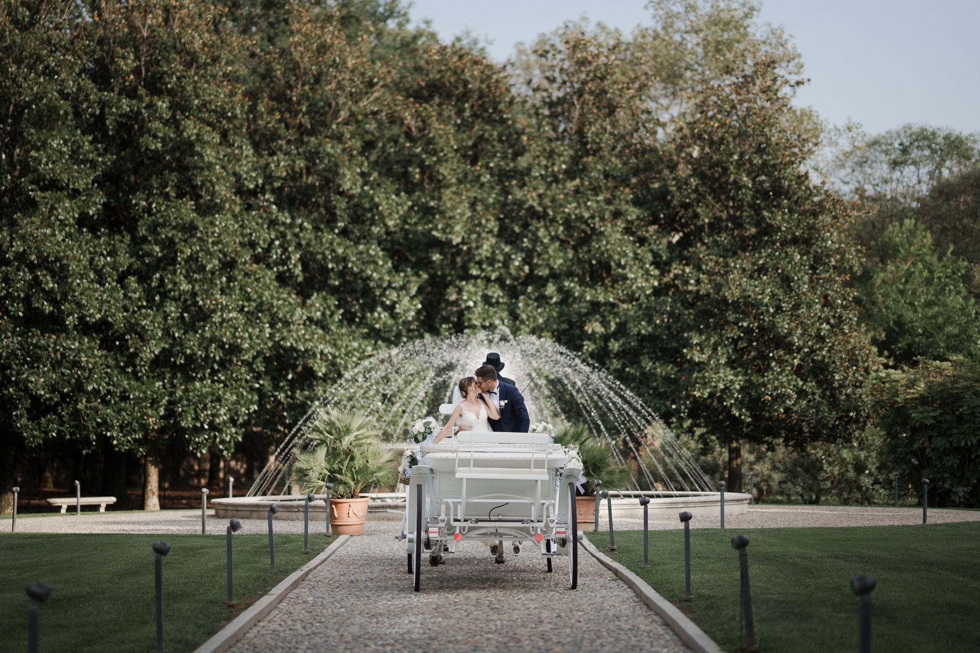 carrozza davanti alla fontana giardino villa valenca